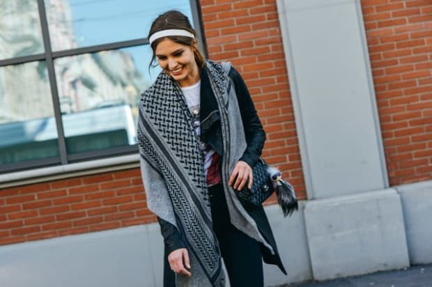 fall-2015-ready-to-wear-street-style-Fendi-Karlito-Chanel-bag