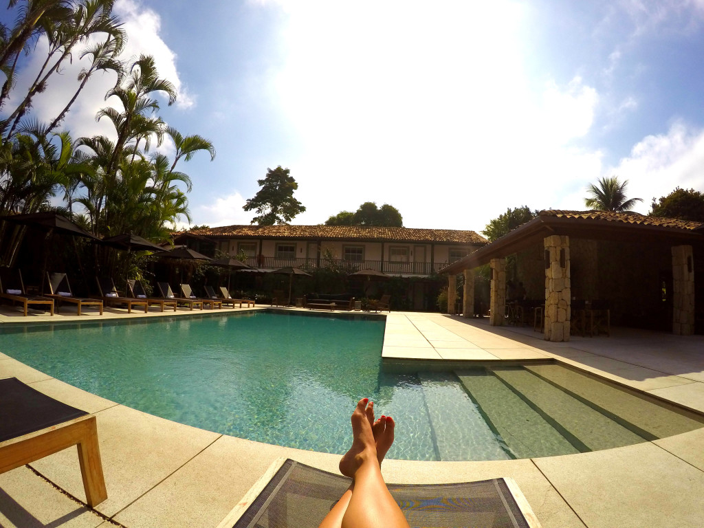 Foto clássica, dos pezinhos na piscina!